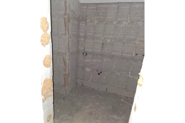 Shtepi ne shitje Apartament ne Tirane, 1+1, Mobilimi Bosh, pa mobiluar, Pagesa 96,700  Euro.