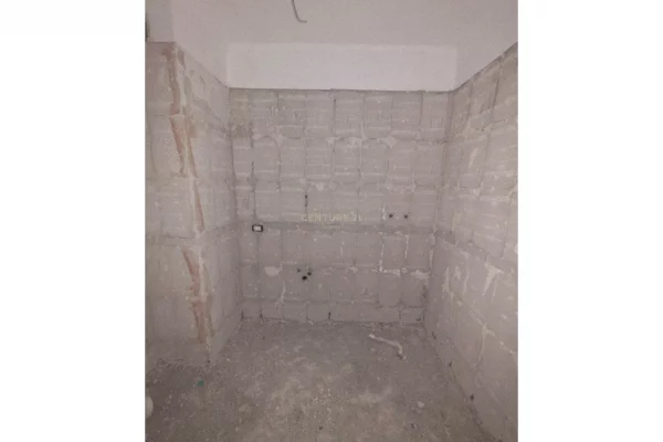 Shtepi ne shitje Apartament ne Tirane, 1+1, Mobilimi Bosh, pa mobiluar, Pagesa 96,700  Euro.