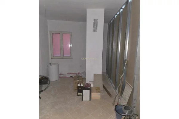Shtepi ne shitje Apartament ne Tirane, 1+1, Mobilimi Bosh, pa mobiluar, Pagesa 96,700  Euro.