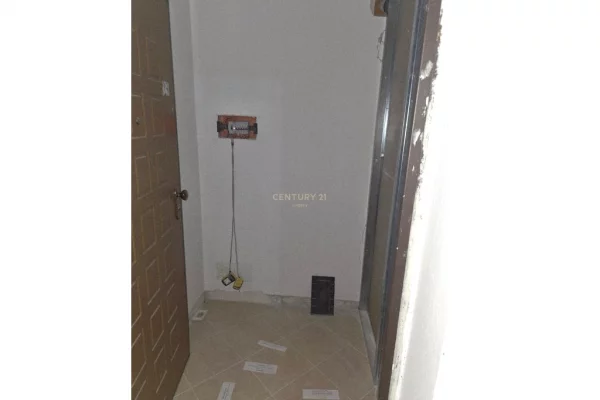 Shtepi ne shitje Apartament ne Tirane, 1+1, Mobilimi Bosh, pa mobiluar, Pagesa 96,700  Euro.