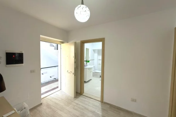 Shtepi ne shitje Apartament ne Tirane, 2+1, Mobilimi Pjeserisht e mobiluar, Pagesa 170,000  Euro.