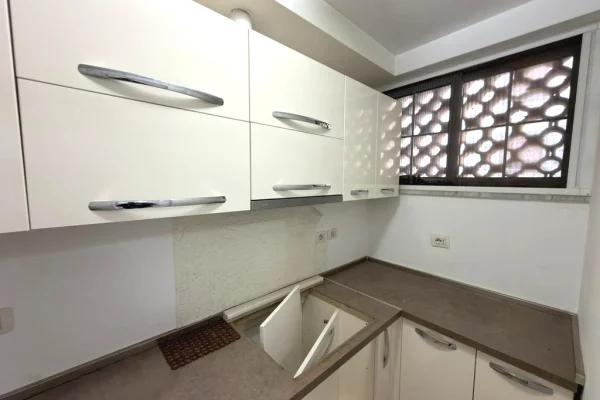 Shtepi ne shitje Apartament ne Tirane, 2+1, Mobilimi Pjeserisht e mobiluar, Pagesa 170,000  Euro.