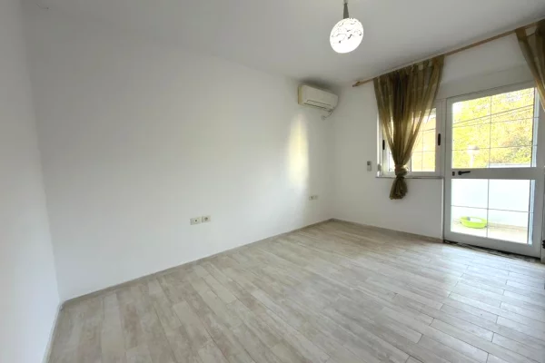 Shtepi ne shitje Apartament ne Tirane, 2+1, Mobilimi Pjeserisht e mobiluar, Pagesa 170,000  Euro.