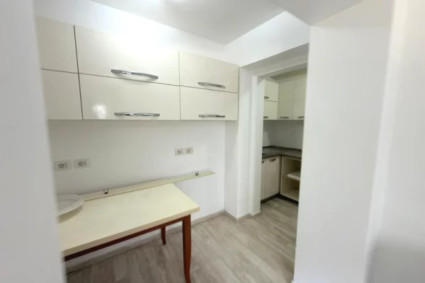 Shtepi ne shitje Apartament ne Tirane, 2+1, Mobilimi Pjeserisht e mobiluar, Pagesa 170,000  Euro.