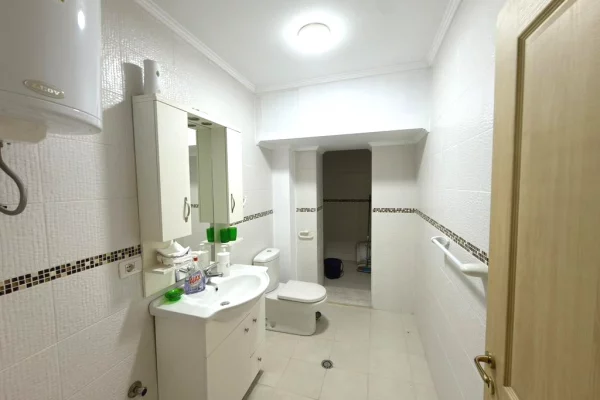 Shtepi ne shitje Apartament ne Tirane, 2+1, Mobilimi Pjeserisht e mobiluar, Pagesa 170,000  Euro.