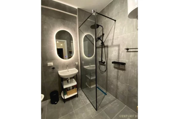 Shtepi ne shitje Apartament ne Tirane, 2+1, Mobilimi E mobiluar, Pagesa 242,000  Euro.