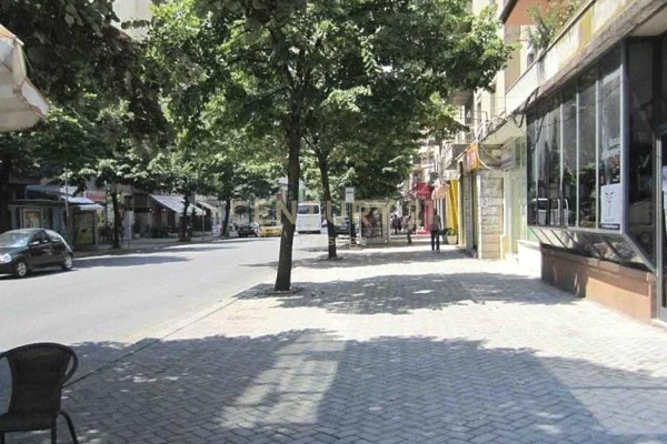 Ambient biznesi me qera 3+1 ne Tirane - 2,150 Euro