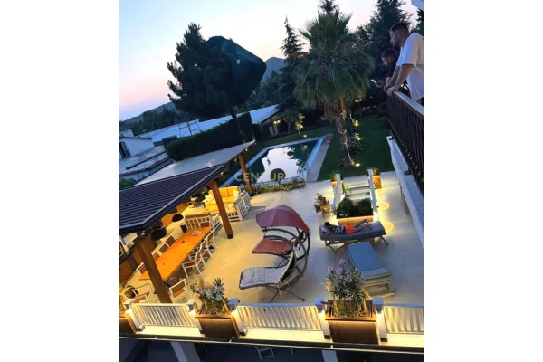 Shtepi me qera Apartament ne Tirane, 7+1, Mobilimi E mobiluar, Pagesa 10,000  Euro.