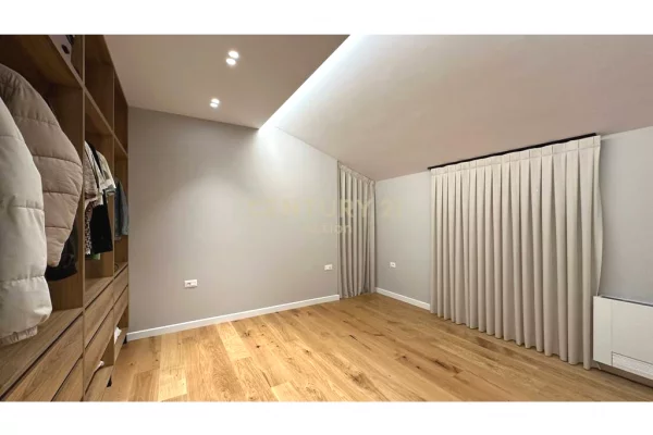 Shtepi me qera Apartament ne Tirane, 7+1, Mobilimi E mobiluar, Pagesa 10,000  Euro.