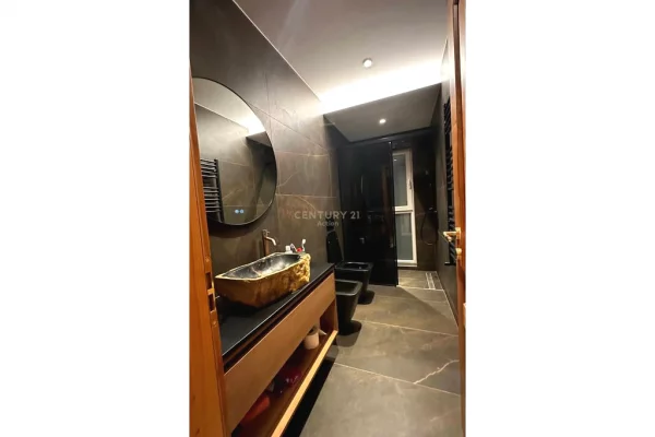 Shtepi me qera Apartament ne Tirane, 7+1, Mobilimi E mobiluar, Pagesa 10,000  Euro.