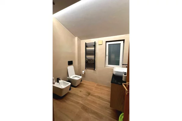 Shtepi me qera Apartament ne Tirane, 7+1, Mobilimi E mobiluar, Pagesa 10,000  Euro.