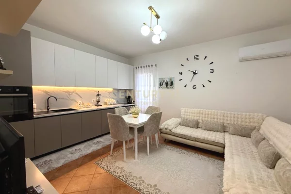 Shtepi ne shitje Vila Luksoze ne Tirane, 3+1, Mobilimi E mobiluar, Pagesa 350,000  Euro.