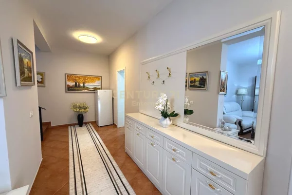 Shtepi ne shitje Vila Luksoze ne Tirane, 3+1, Mobilimi E mobiluar, Pagesa 350,000  Euro.