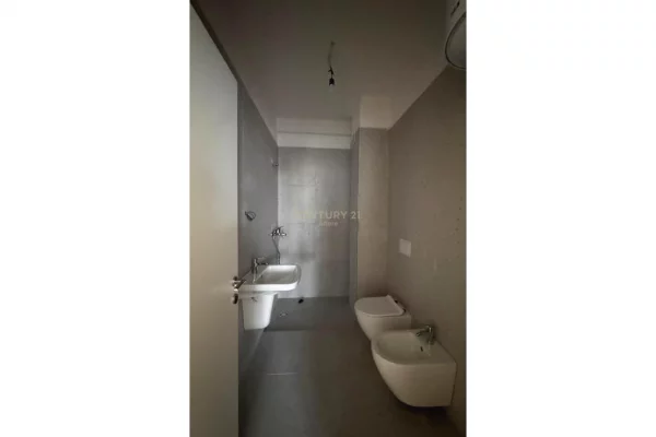 Shtepi me qera Apartament ne Tirane, 3+1, Mobilimi Bosh, pa mobiluar, Pagesa 1,200  Euro.