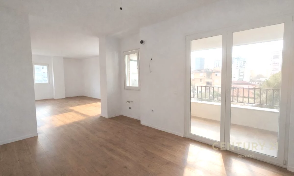 Pazari i Ri – Ambjent zyre 3+1 me qira!!