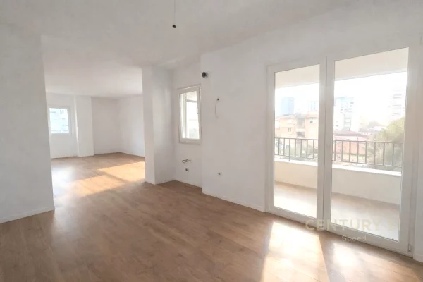 Pazari i Ri – Ambjent zyre 3+1 me qira!!