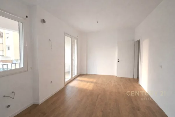 Pazari i Ri – Ambjent zyre 3+1 me qira!!