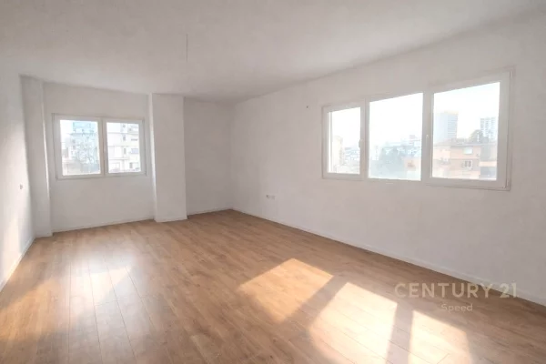 Pazari i Ri – Ambjent zyre 3+1 me qira!!