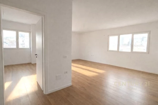 Pazari i Ri – Ambjent zyre 3+1 me qira!!