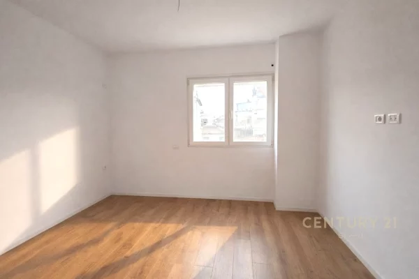 Pazari i Ri – Ambjent zyre 3+1 me qira!!