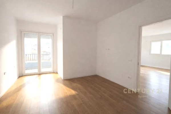 Pazari i Ri – Ambjent zyre 3+1 me qira!!