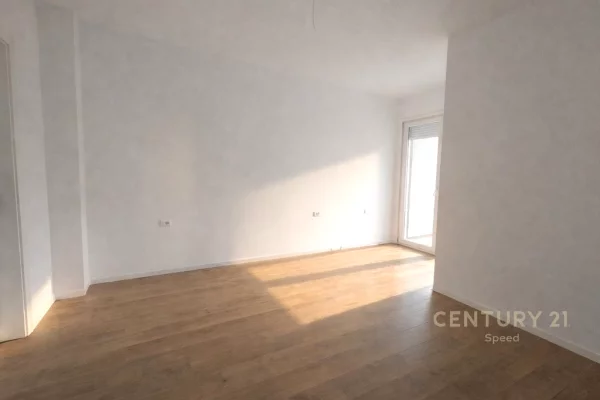 Pazari i Ri – Ambjent zyre 3+1 me qira!!