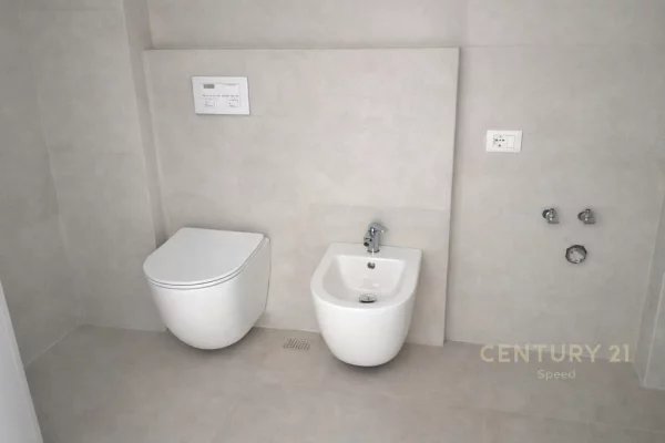 Pazari i Ri – Ambjent zyre 3+1 me qira!!