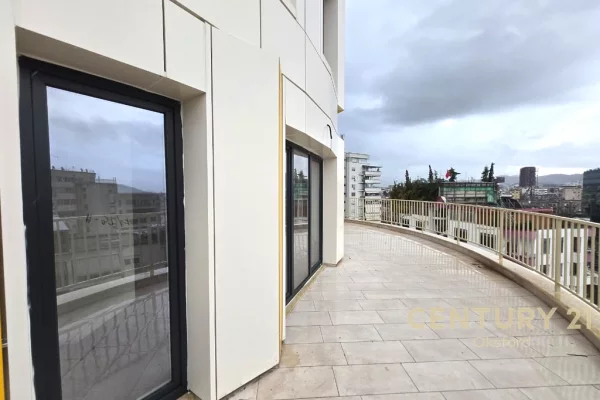 Zyre 3+2+ veranda Me Qira ne Zogu i Zi