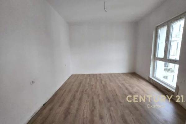 Zyre 3+2+ veranda Me Qira ne Zogu i Zi