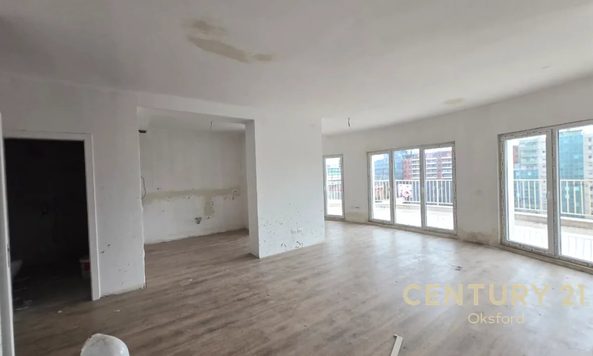 Zyre 3+2+ veranda Me Qira ne Zogu i Zi