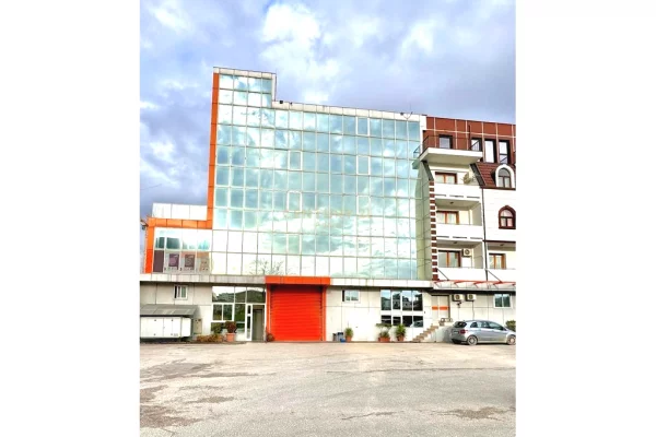 Ambient biznesi me qera 3+1 ne Tirane - 8,000 Euro