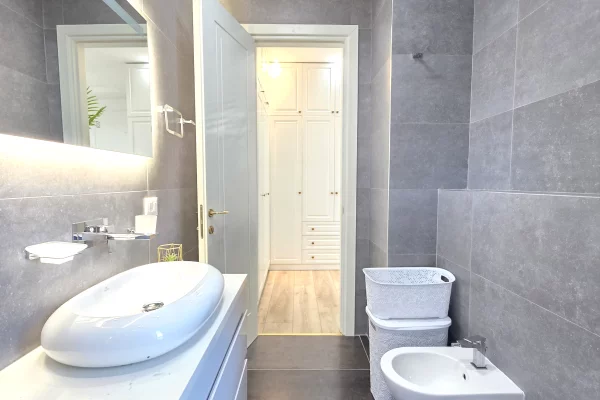 Shtepi me qera Apartament ne Tirane, 2+1, Mobilimi E mobiluar, Pagesa 2,000  Euro.