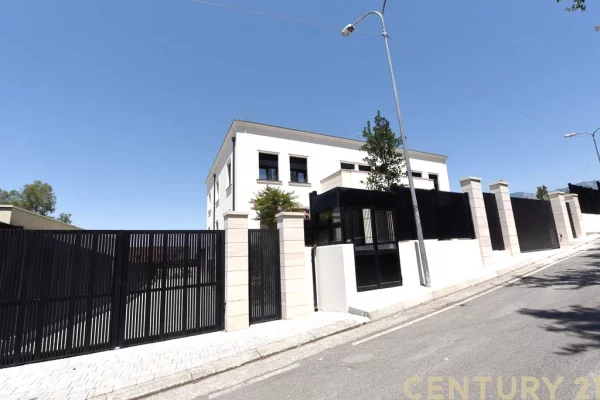 Shtepi me qera 6+1 ne Tirane - 2,700 Euro