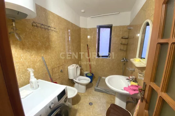 Shtepi ne shitje Apartament ne Tirane, 2+1, Mobilimi E mobiluar, Pagesa 300,000  Euro.