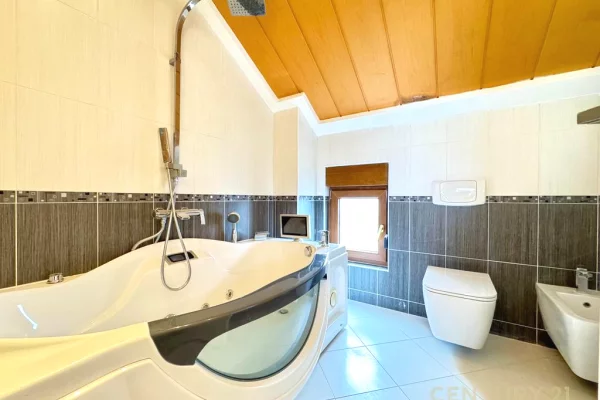 Shtepi me qera Vila Luksoze ne Tirane, 3+1, Mobilimi E mobiluar, Pagesa 2,500  Euro.