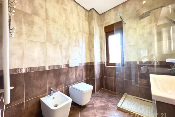 Shtepi me qera Vila Luksoze ne Tirane, 3+1, Mobilimi E mobiluar, Pagesa 2,500  Euro.