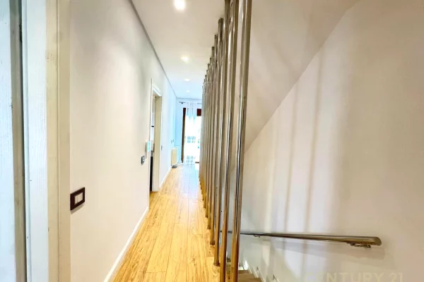 Shtepi me qera Vila Luksoze ne Tirane, 3+1, Mobilimi E mobiluar, Pagesa 2,500  Euro.