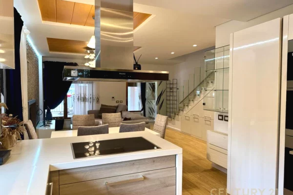 Shtepi me qera Vila Luksoze ne Tirane, 3+1, Mobilimi E mobiluar, Pagesa 2,500  Euro.