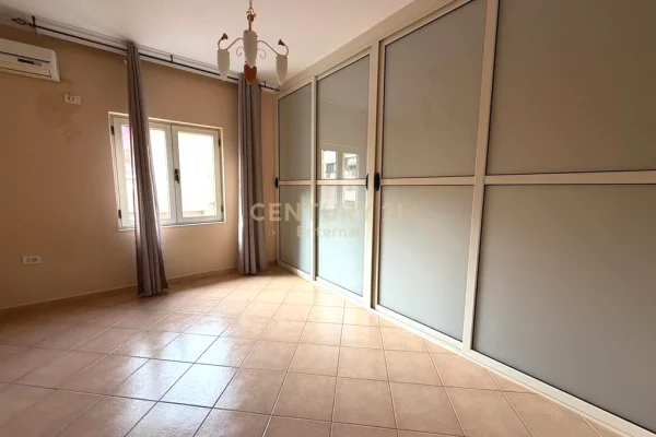 Ambient biznesi me qera 3+1 ne Tirane - 800 Euro
