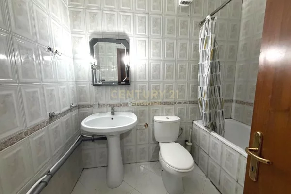 Ambient biznesi me qera 3+1 ne Tirane - 800 Euro
