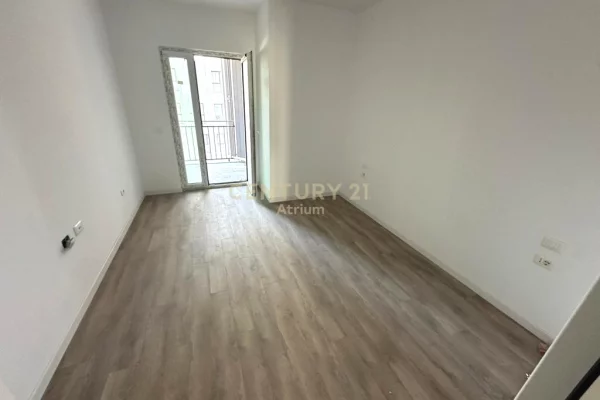 Shtepi ne shitje Apartament ne Tirane, 1+1, Mobilimi Bosh, pa mobiluar, Pagesa 185,000  Euro.