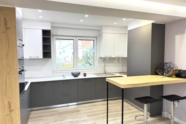 Shtepi me qera Apartament ne Tirane, 3+1, Mobilimi E mobiluar, Pagesa 1,300  Euro.