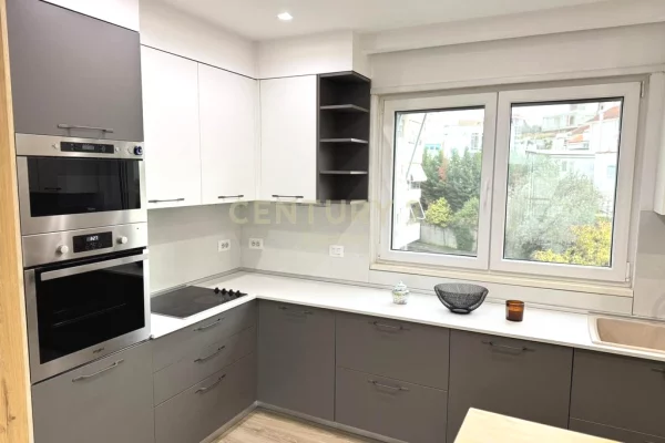 Shtepi me qera Apartament ne Tirane, 3+1, Mobilimi E mobiluar, Pagesa 1,300  Euro.