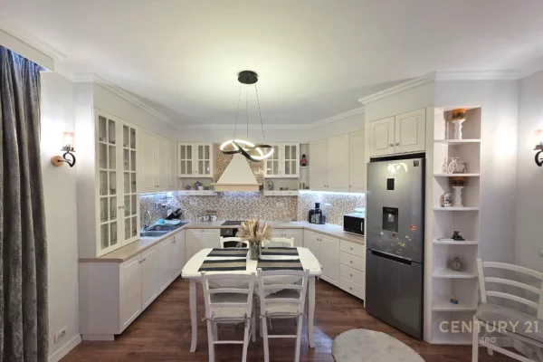 Shtepi me qera Apartament ne Tirane, 3+1, Mobilimi E mobiluar, Pagesa 900  Euro.