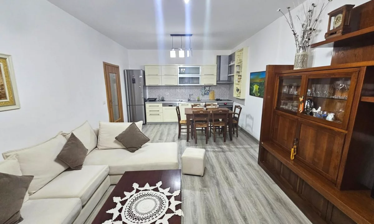 Shtepi me qera Apartament ne Tirane, 2+1, Mobilimi E mobiluar, Pagesa 700  Euro.