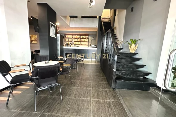 Ambient biznesi me qera 2+1 ne Tirane - 2,000 Euro