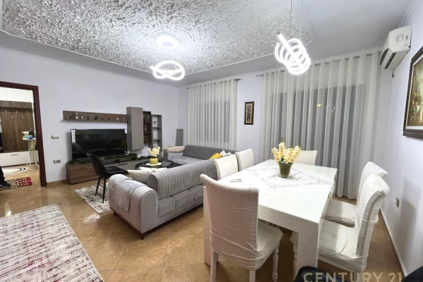 Jepet me qira apartament 2+1 me oborr në zonën e Don Boskos, pranë Astir Bar, një nga zonat më të kë