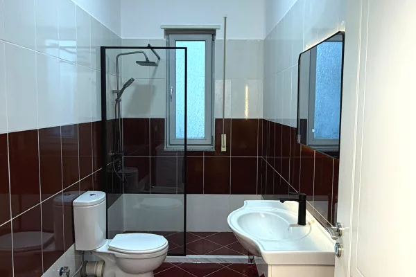 Shtepi ne shitje Apartament ne Tirane, 2+1, Mobilimi E mobiluar, Pagesa 169,000  Euro.