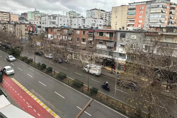 Ambient biznesi me qera 3+1 ne Tirane - 1,200 Euro
