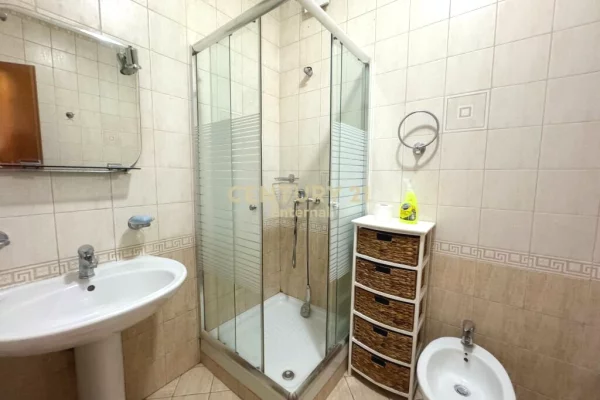 Shtepi me qera Apartament ne Tirane, 2+1, Mobilimi E mobiluar, Pagesa 800  Euro.